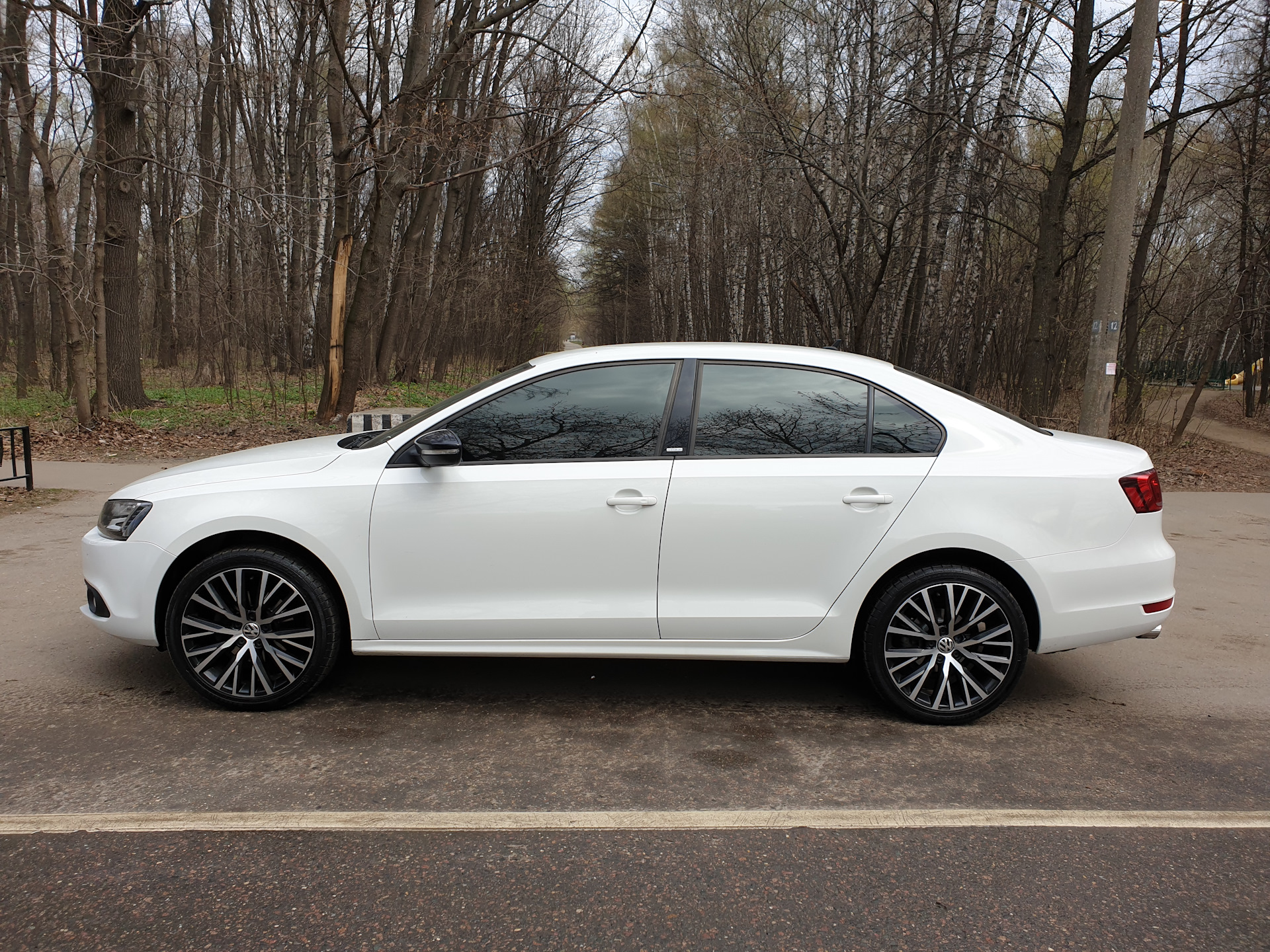 Белый Volkswagen Jetta 6 на литье r16