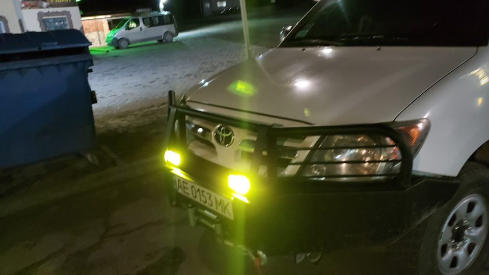 Toyota Hilux броневичек :)