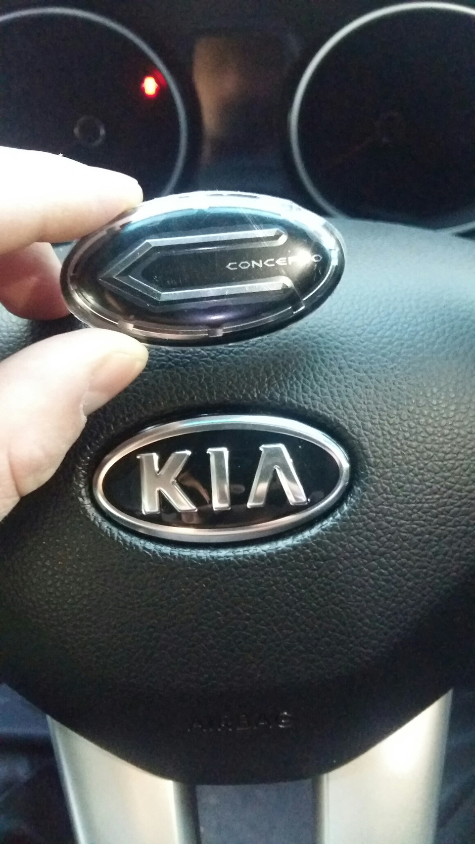 Как снять эмблему с руля kia picanto