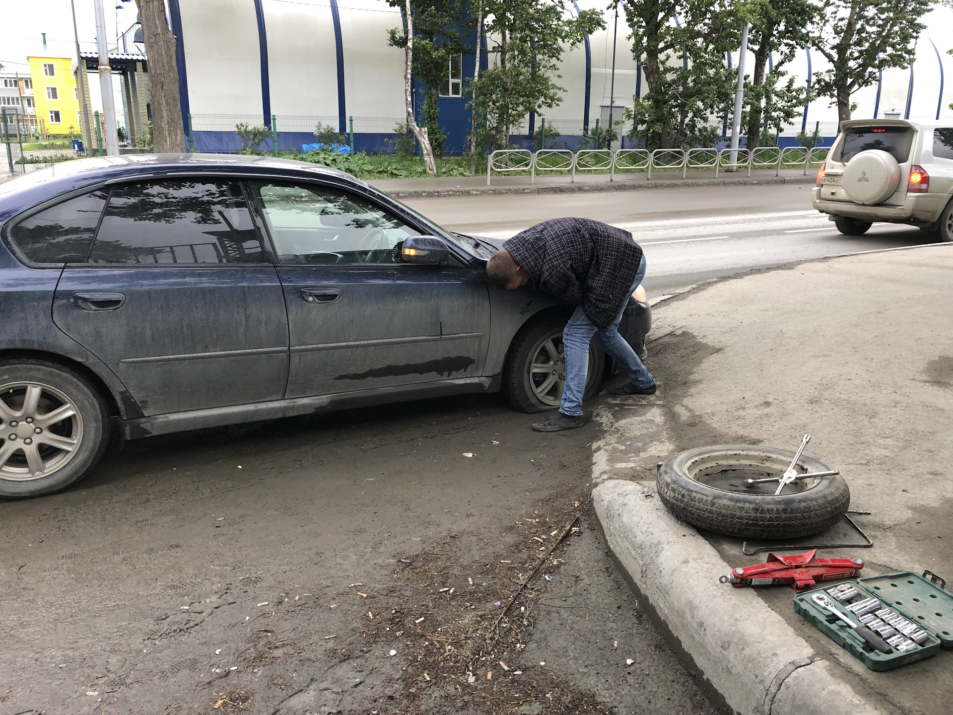 Словил бордюр — Subaru Legacy B4 (BL), 2 л, 2006 года | ДТП | DRIVE2