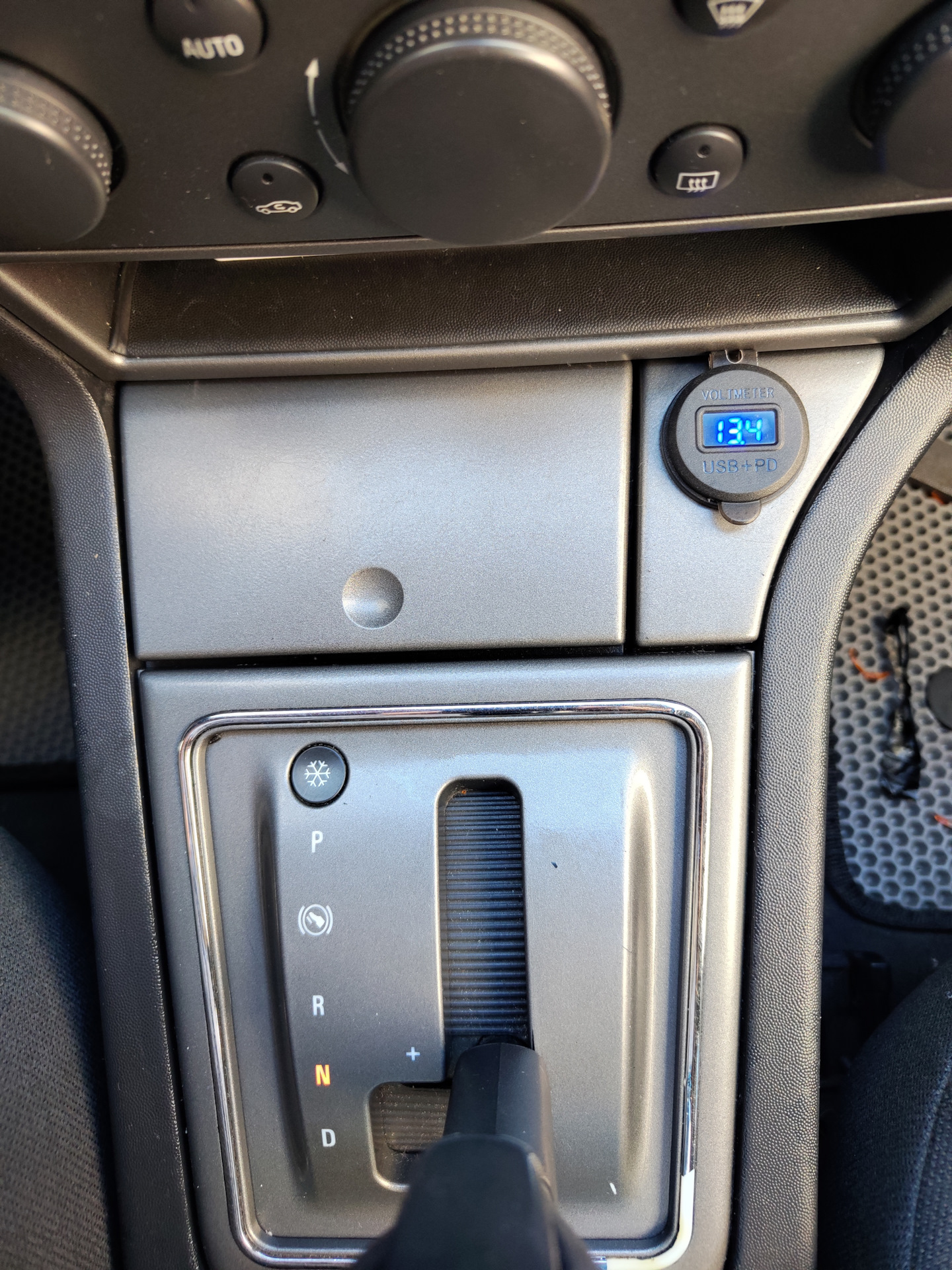 USB зарядка вместо прикуривателя — Opel Vectra C, 2,2 л, 2004 года ...