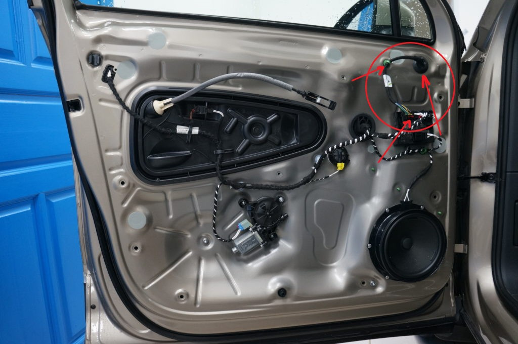 Не открывается задняя дверь фольксваген. Водительская дверь Тигуан 2. Tiguan l разъём передней двери. Volkswagen Tiguan 2020 клипсы двери.