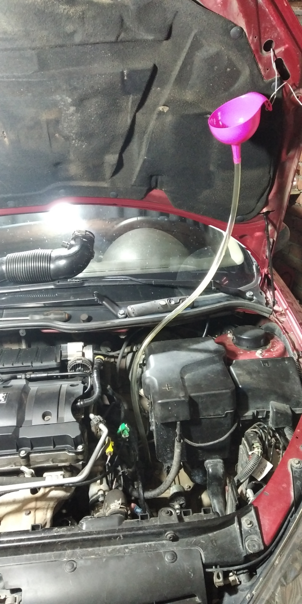 Вот при помощи такой не хитрой конструкции заливал, естественно лейку придерживал рукой! — Peugeot 206