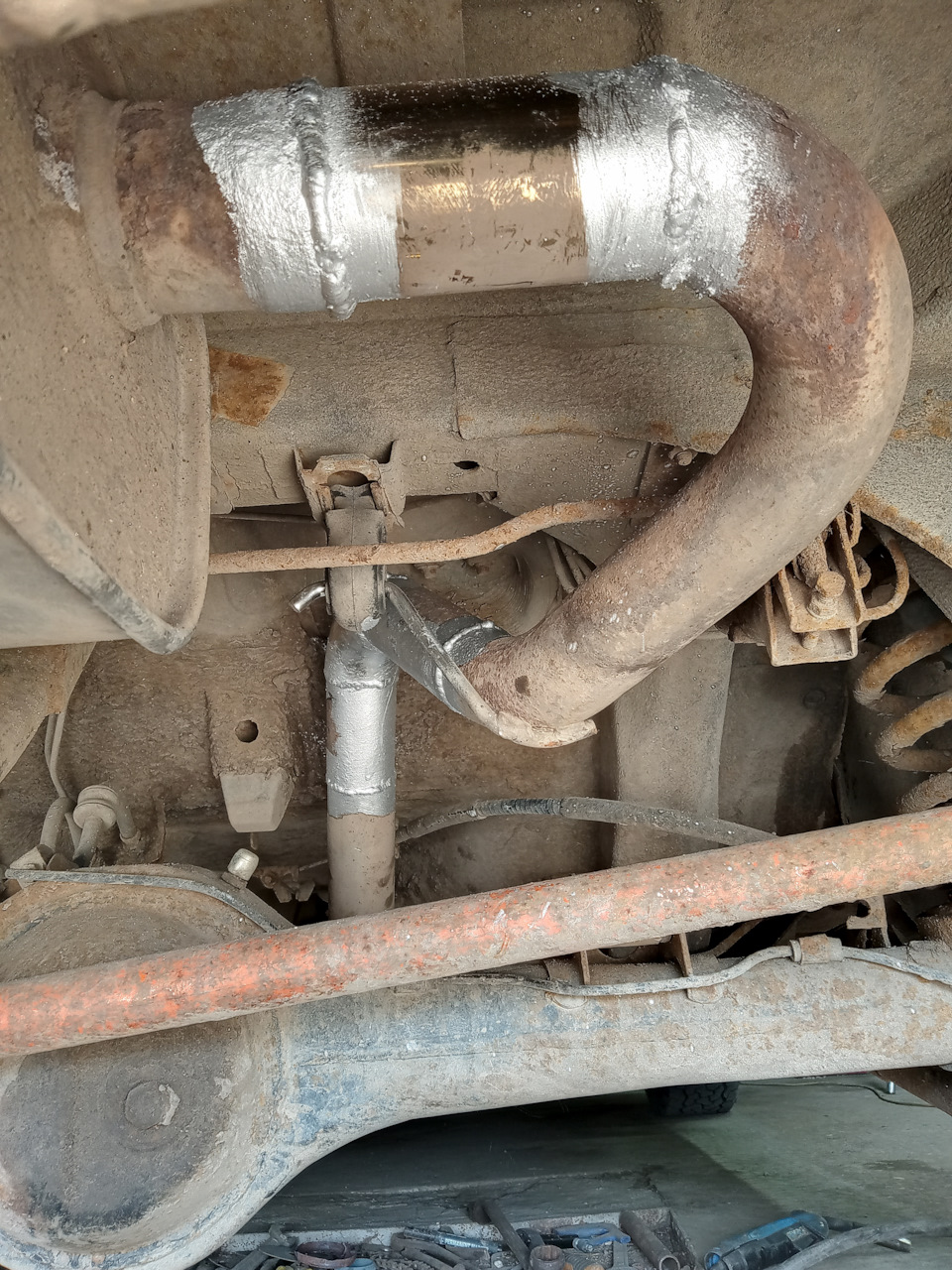 Сварка выхлопной системы — Chevrolet Niva, 1,7 л, 2006 года | визит на ...