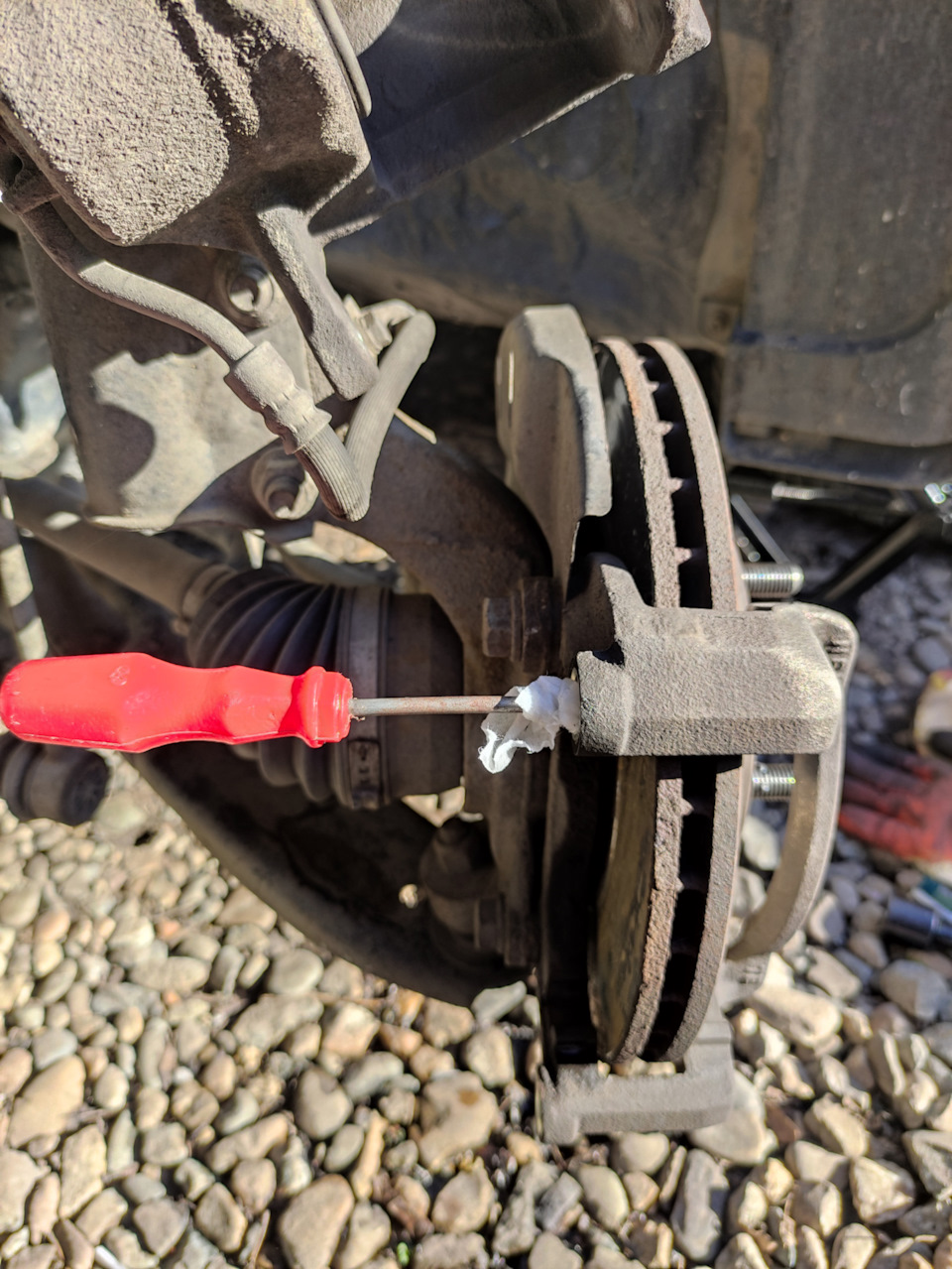 Вычищаем старую смазку из суппорта — Hyundai Solaris (1G)