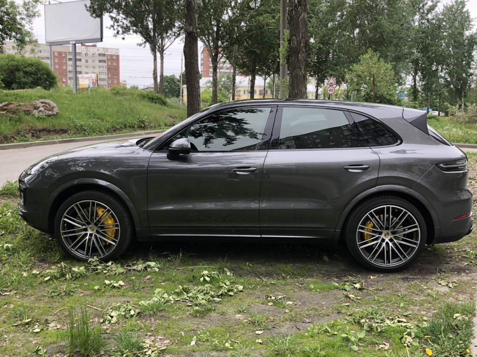 Красные суппорта на Porsche Macan