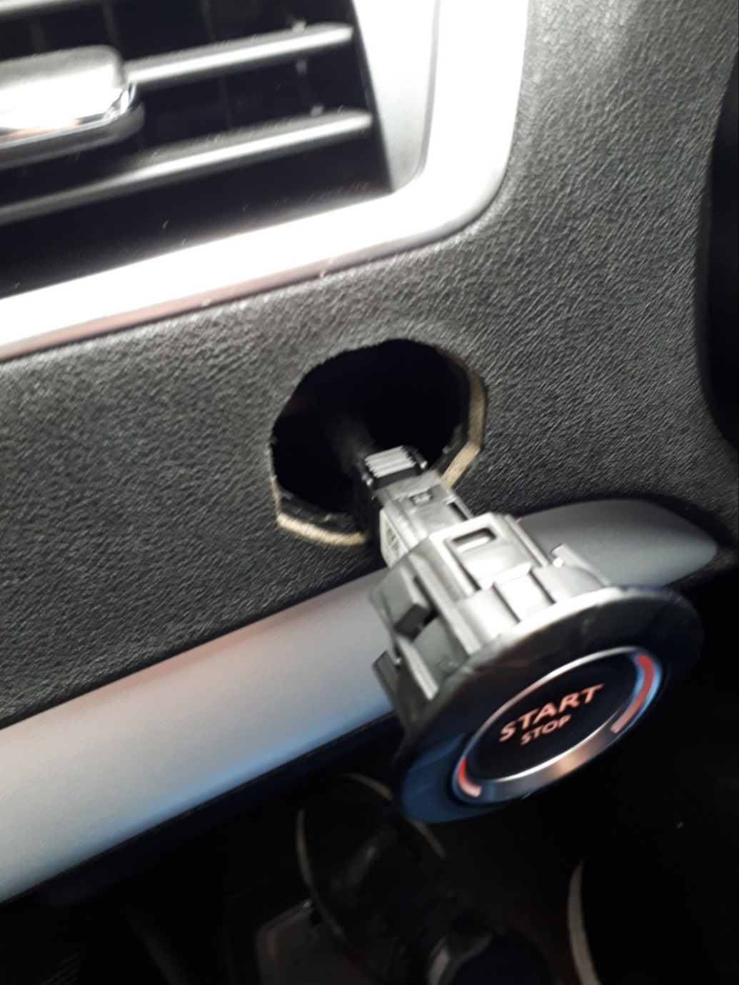 кнопка ручника audi q5 схема. снятие кнопки. под кнопкой клавиатуры. снятие кнопки.