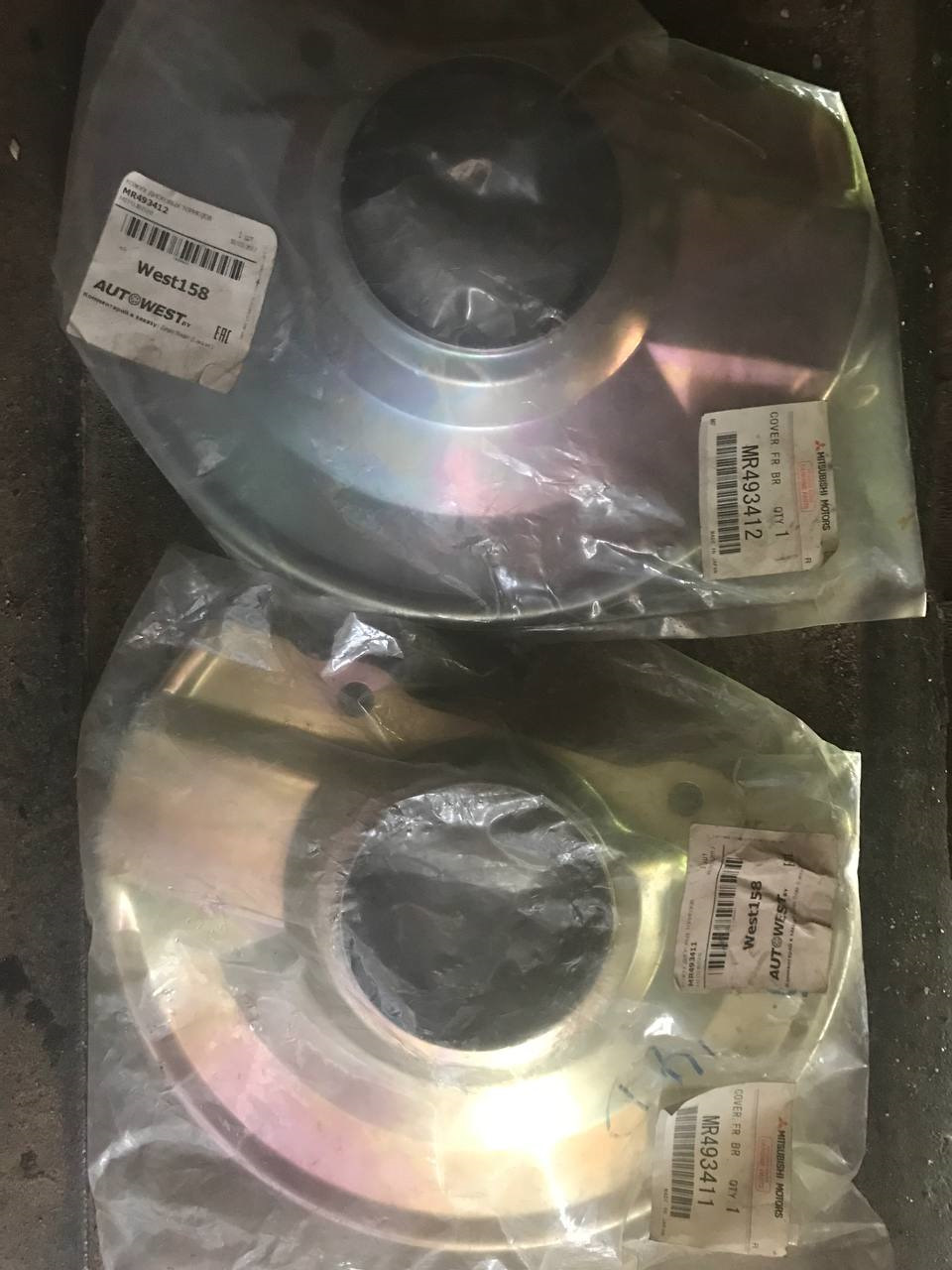 MR493411 Кожух дисковых тормозов Mitsubishi | Запчасти на DRIVE2