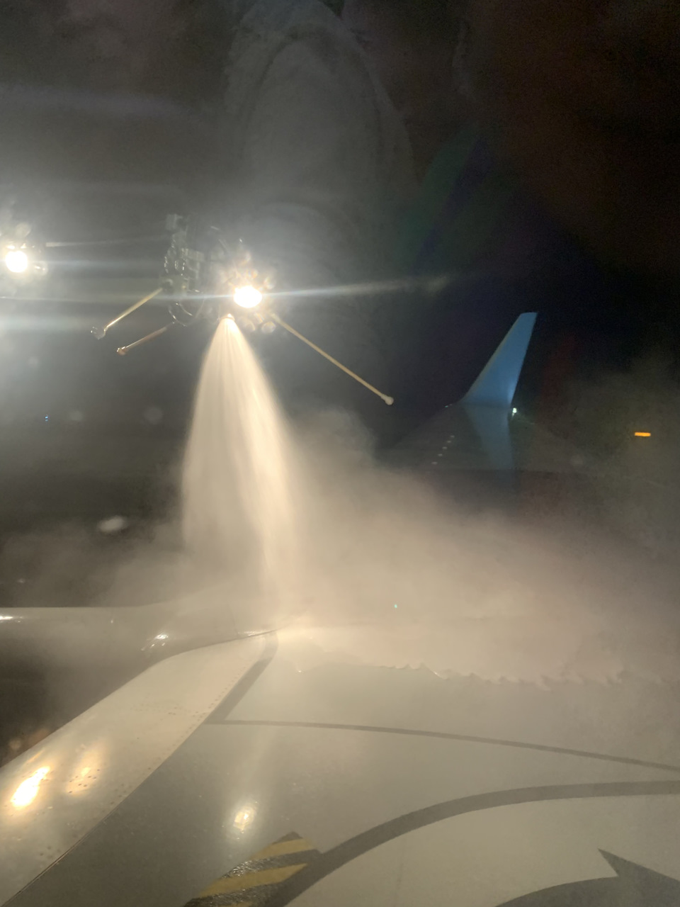 Впервые наблюдал процесс обработки против обледенения самолета. Занимательно — Opel Omega B