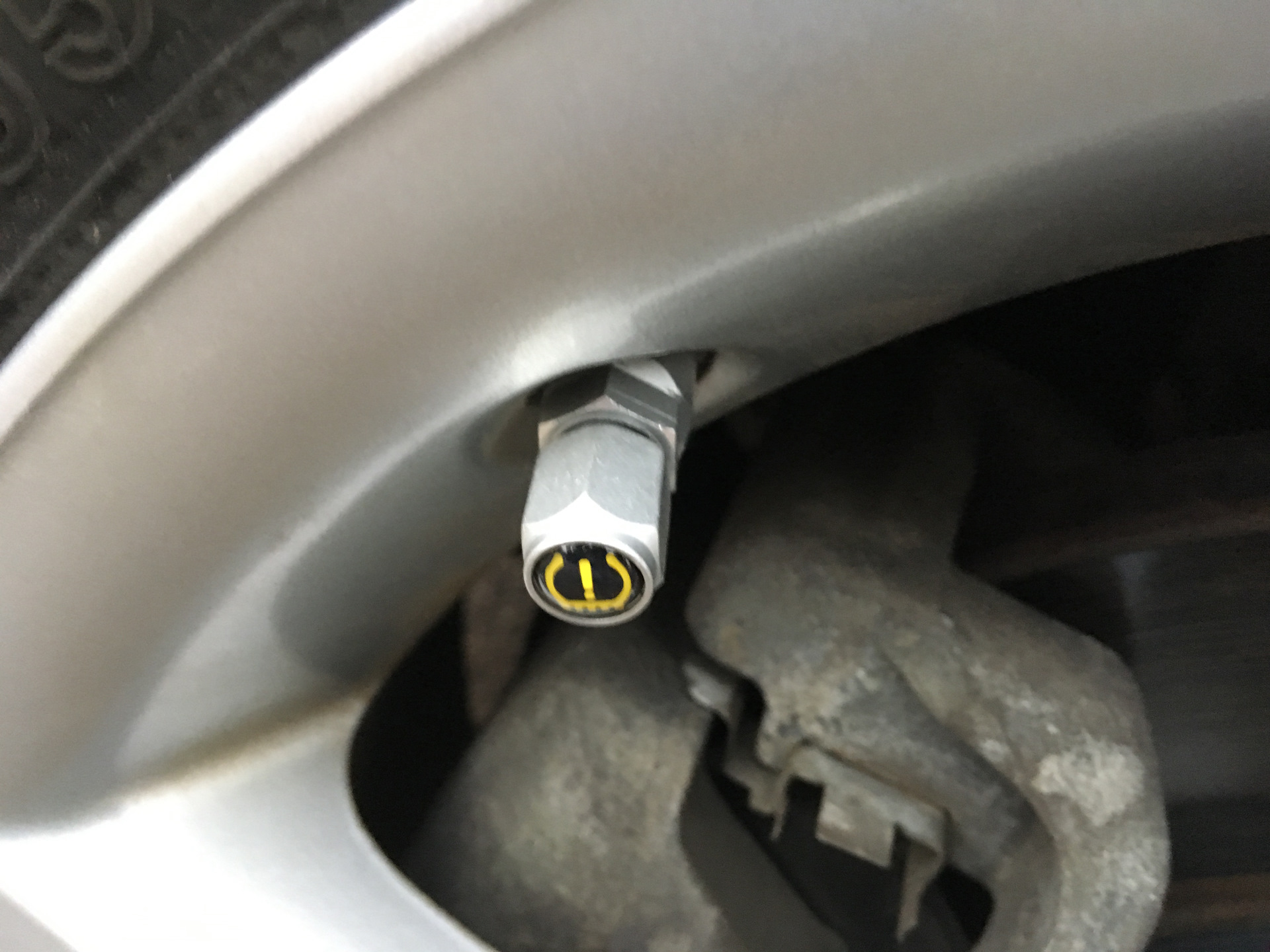 Замена датчика на колесе. TPMS relearn Camry xv40. Колесо датчика фаз КАМАЗ 820.91-260. Омыватель резины датчика. Датчики на шинах смена колес тойотах.