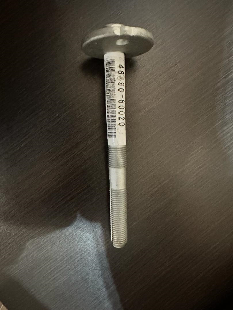 Новый развальный болт. — Toyota 4Runner (4G). Запчасти на фото: Q0020