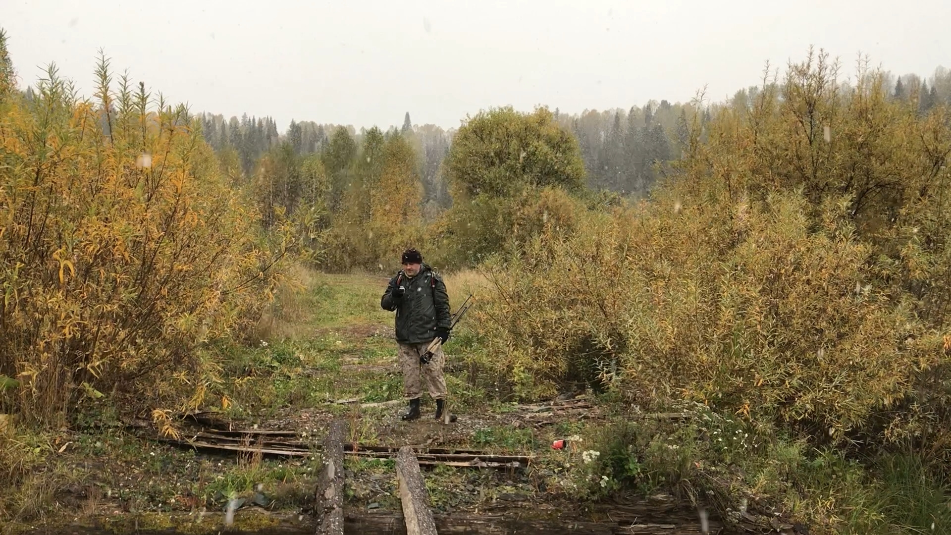 Дорога вилась по среди густых кустов. Таежный охотник. Таёжный.