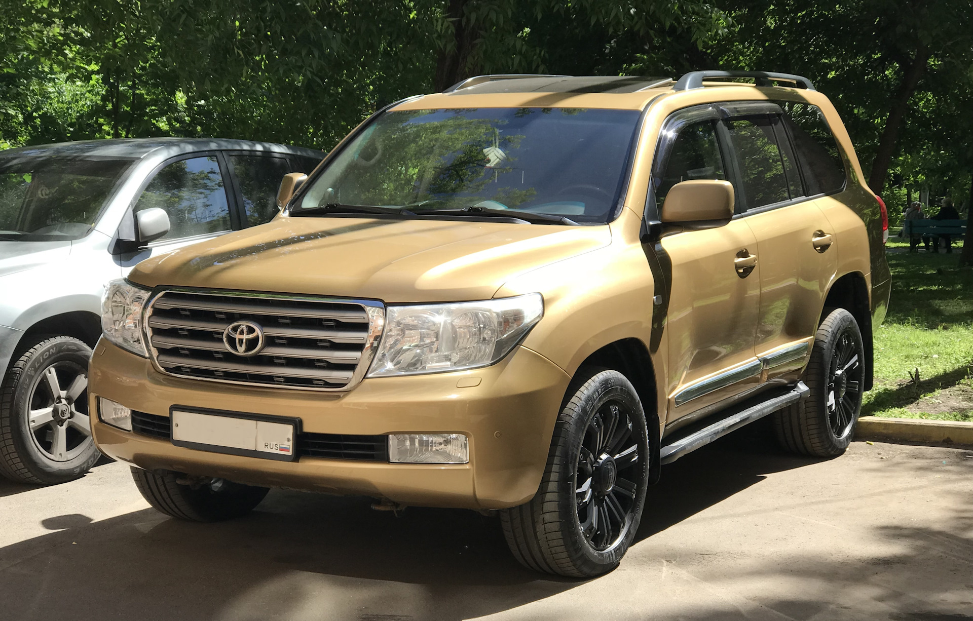 Toyota Land Cruiser золотистый