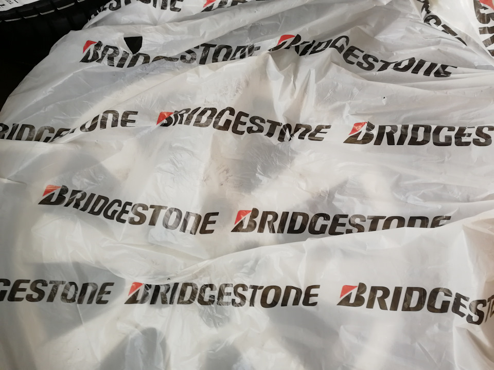 Абсолютно случайно под зимнее хранение было куплено прошедшей зимой пакеты под колеса))))Ну тут больше рандомное фото — Toyota Corolla (140/150)