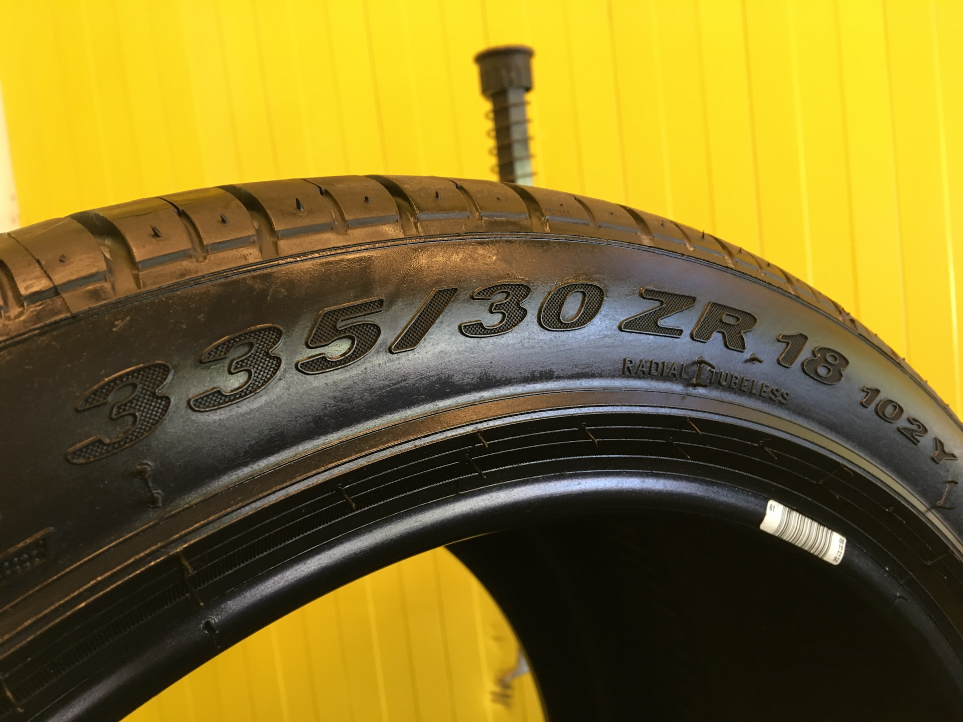 Pirelli Pzero Rosso 335/30 R18.