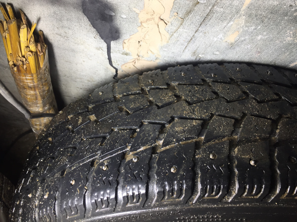 Шины зимние шипованные Kumho 205/65 R16, штампованные диски Vw 16 ET53 ...