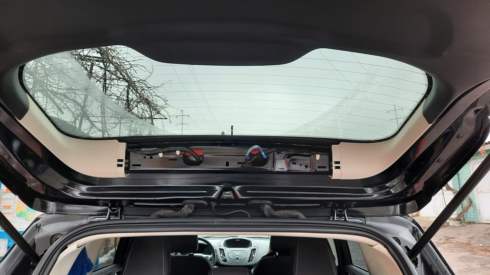 Замена обратного клапана заднего стеклоомывателя — Ford Escape (3G), 2 ...