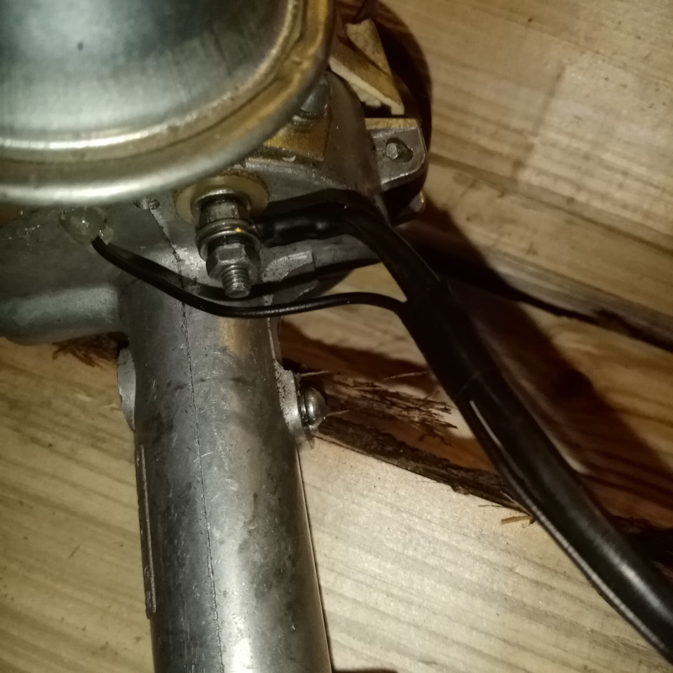 Конденсатор выбрасываем так как он только будет мешать ЭСЗ, штатный провод на ➖ катушки оставляем и в паре с ним пускаем провод с припаянной клеммой на ➕ катушки зажигания. — Москвич Святогор