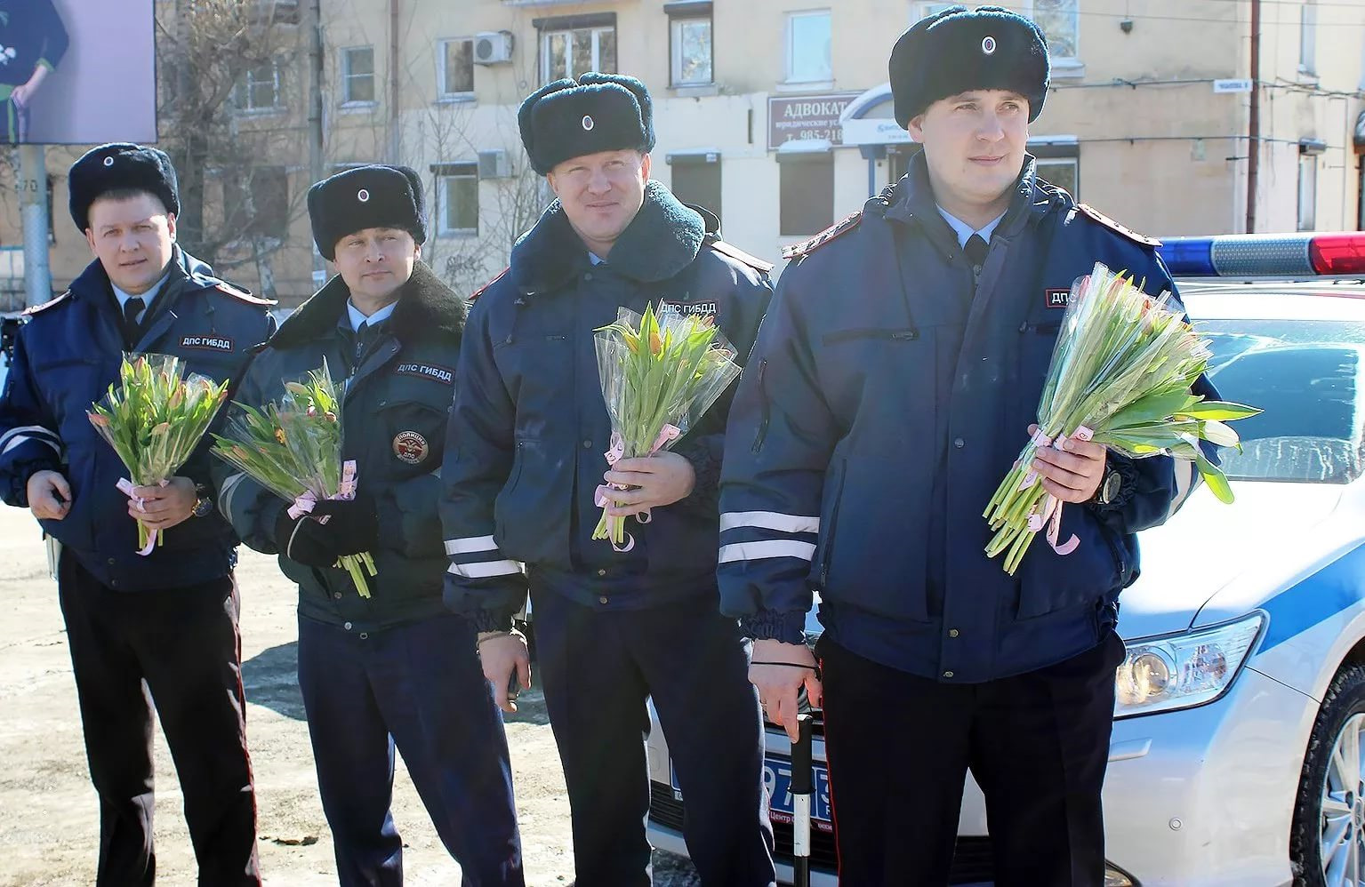 Иркутск сотрудники. 8 Марта ГИБДД. ДПС цветы 8 марта. Иркутские женщины полицейские. ГИБДД Иркутское сотрудники.