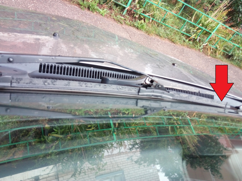 Дворник в спокойном состоянии. Под стрелкой проблемное место. — Chevrolet Aveo 5-door (1G)