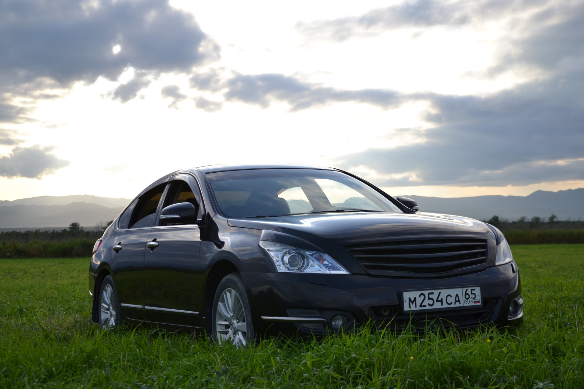 Teana j32. Ниссан Теана 2001. Nissan Teana j32 корабль. Пассат Теана. Ниссан Теана на закате.