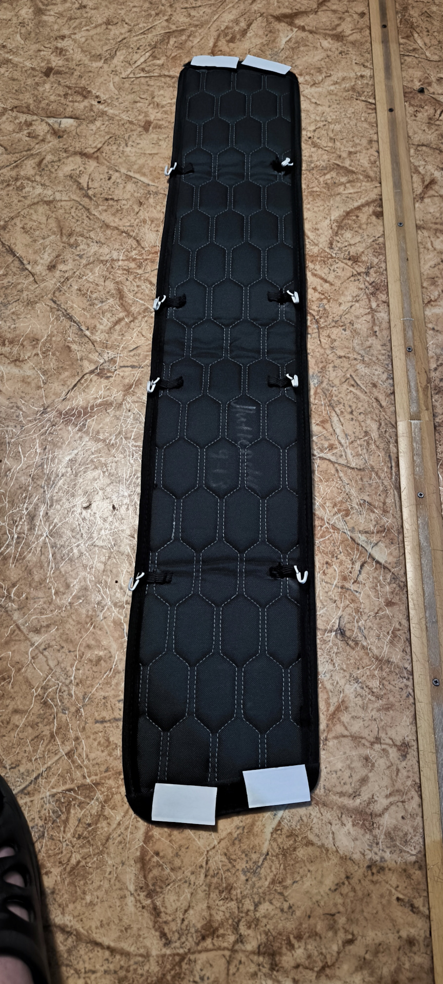 А вот на нижней части, по краям была лента-липучка. Так как клеить на бампер ответную часть ленты я не планировал, то и сюда пришил крючки. — Mitsubishi Outlander XL