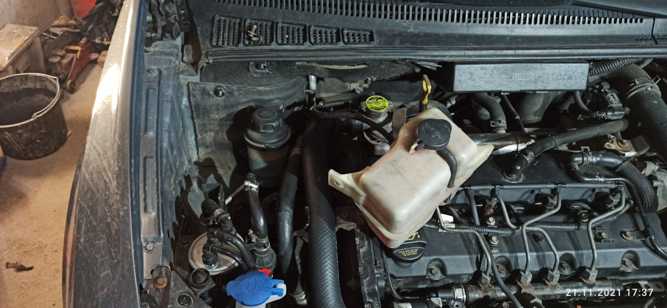 Замена жидкости ГУР и очистка расширительного бачка — KIA Carnival (2G ...