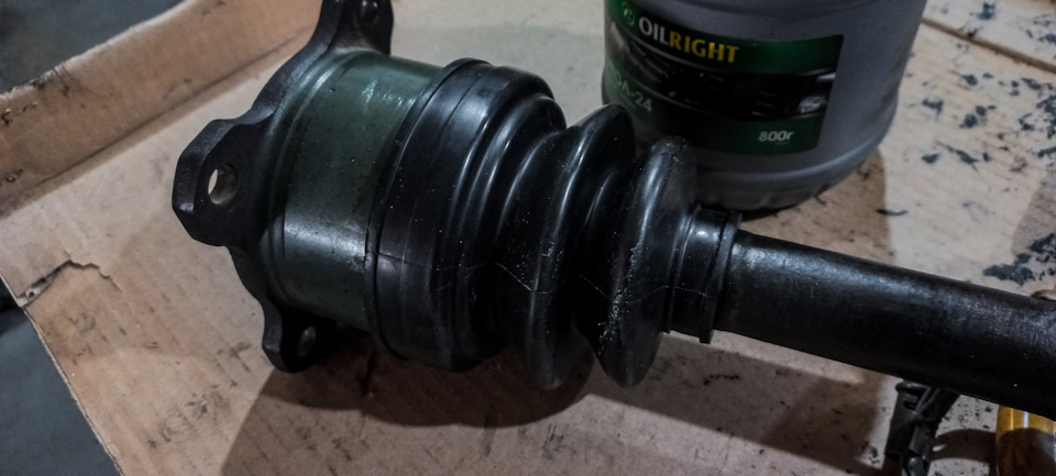 Собранный механизм смазали и установили пыльник обратно. — Mitsubishi Pajero (1G)