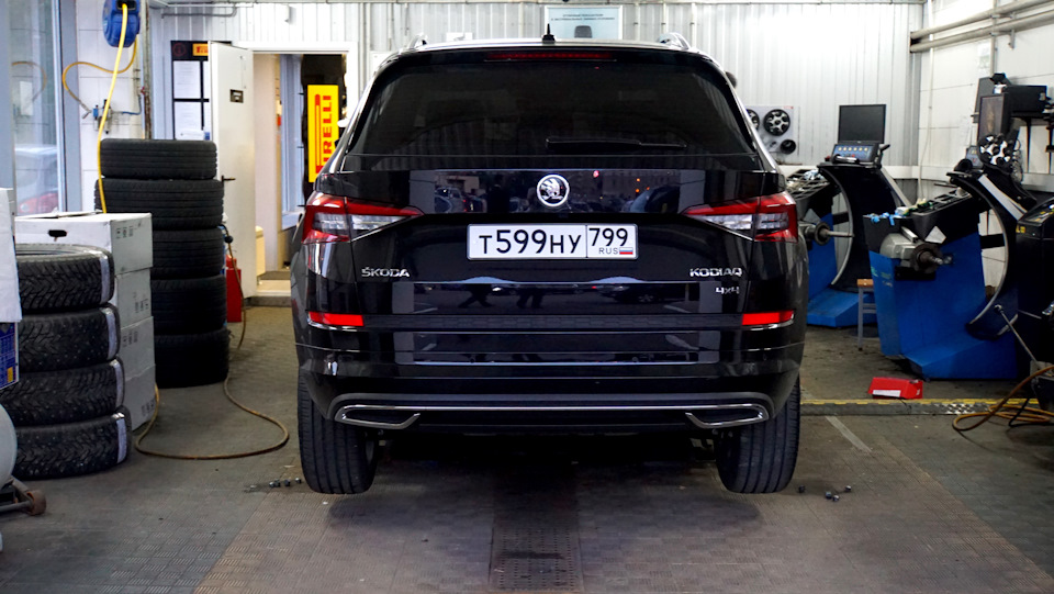 удобный подъемник и профессиональные инструменты для шиномонтажа — Skoda Kodiaq (1G)