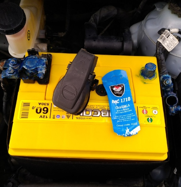 Обработка клемм аккумулятора и установка крышки на минусовую клемму ...