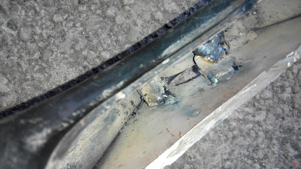 Так как отверстия сквозные, между сторонами вставил распорки — Hyundai Galloper