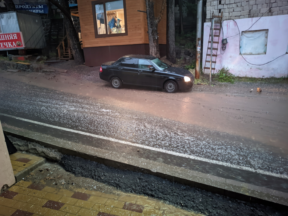 Потом пошёл град. — Chevrolet Niva (1G)