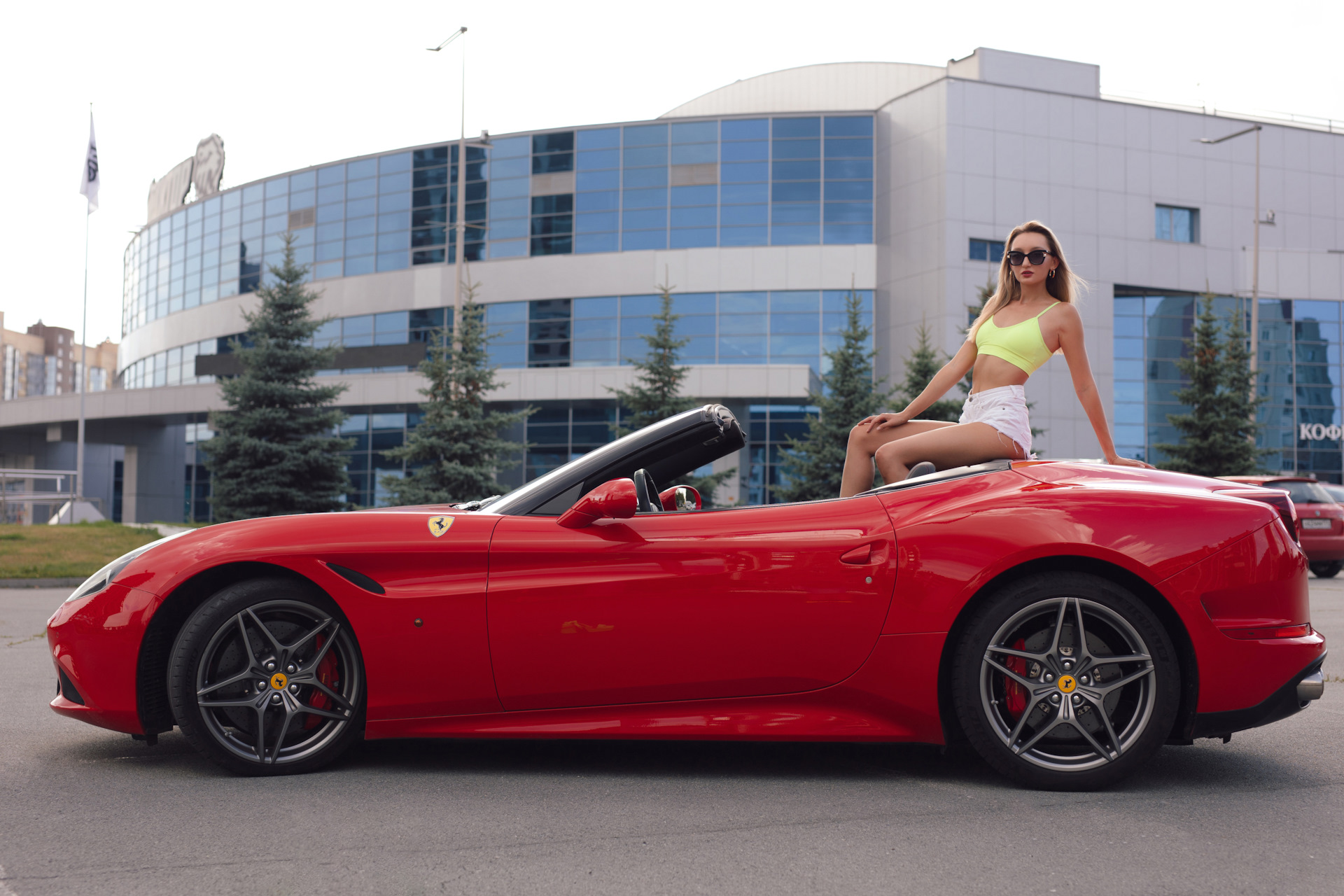 Феррари с супругой. Ferrari California и девушки.