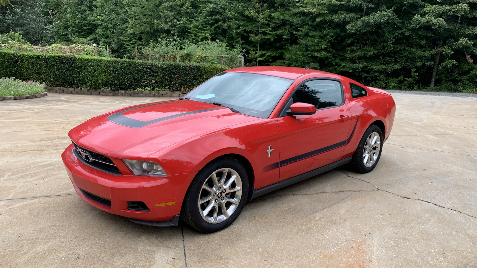 Ford Mustang 2010 с пламенем