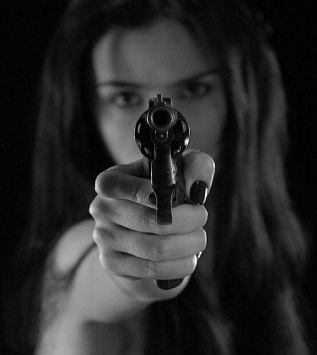 Аватарки с пистолетом. Женская рука с пистолетом. Девочка с пистолетом. Дуло пистолета. Девушка с пистолетом целится.