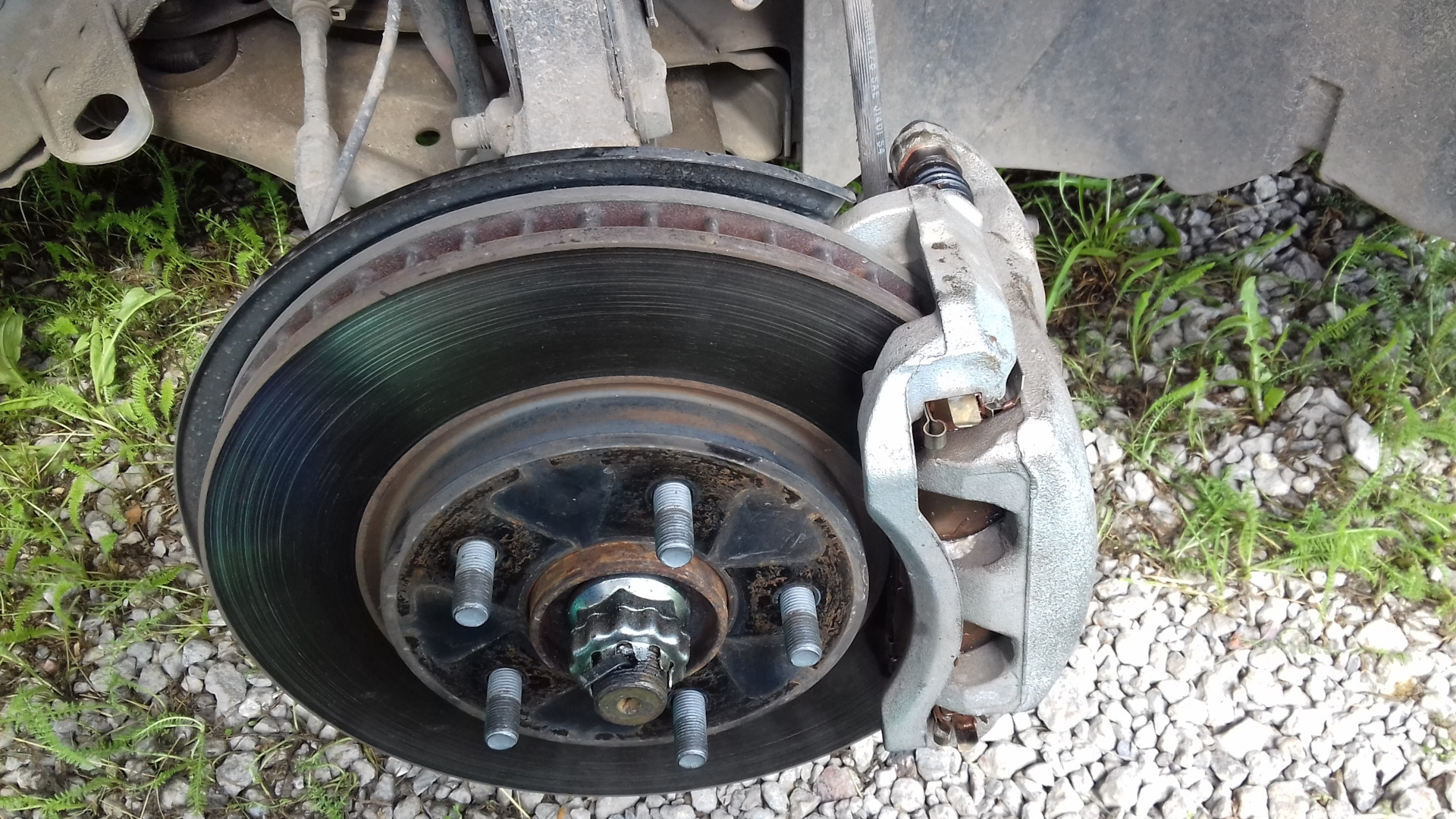 Небольшое обслуживание тормозных суппортов. — Nissan Leaf (1G), 2012