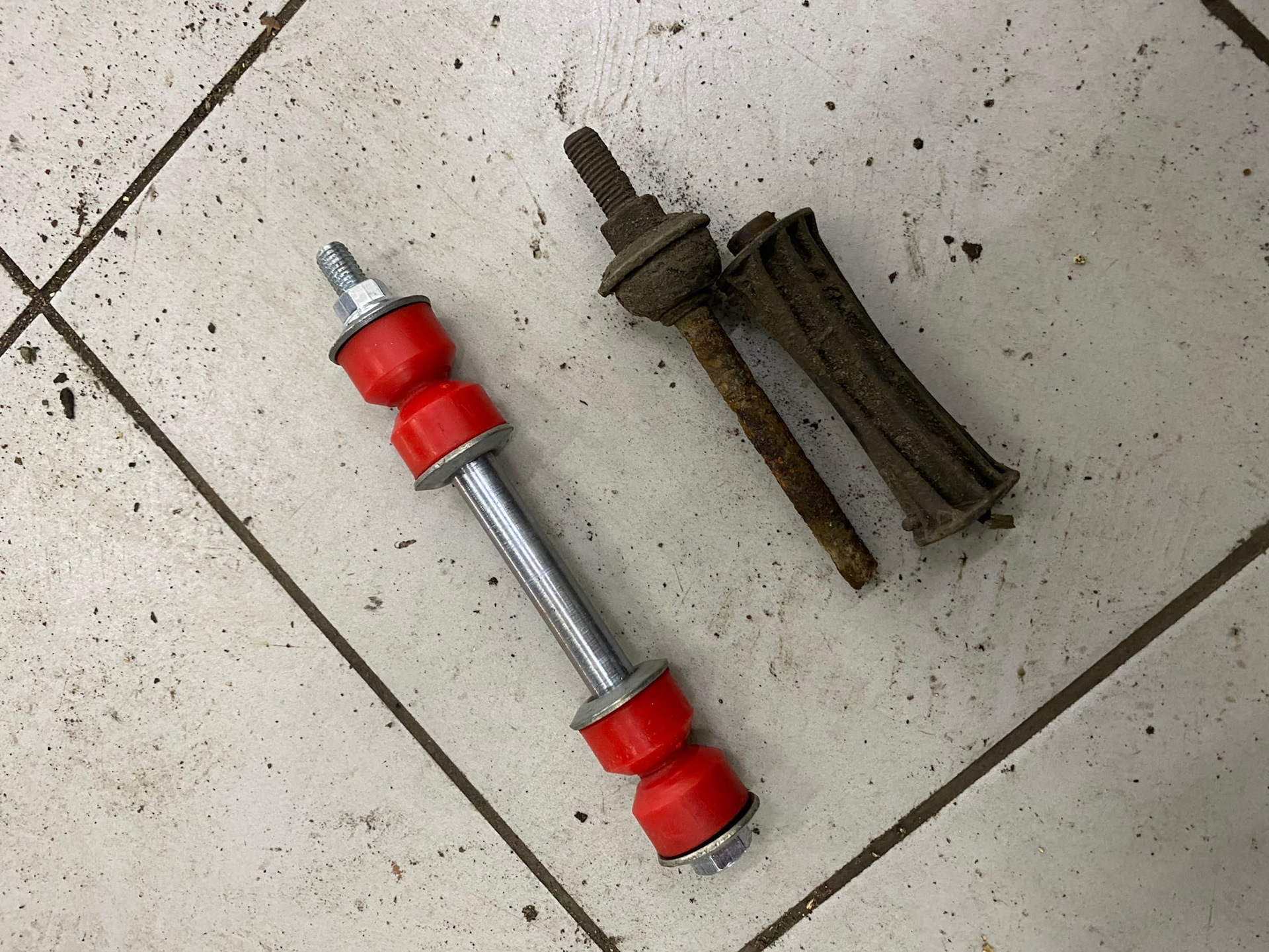 4. 4. Оторвало стойку стабилизатора. Оторвало стойку стабилизатора. Стойка стабилизатора тойота краун.