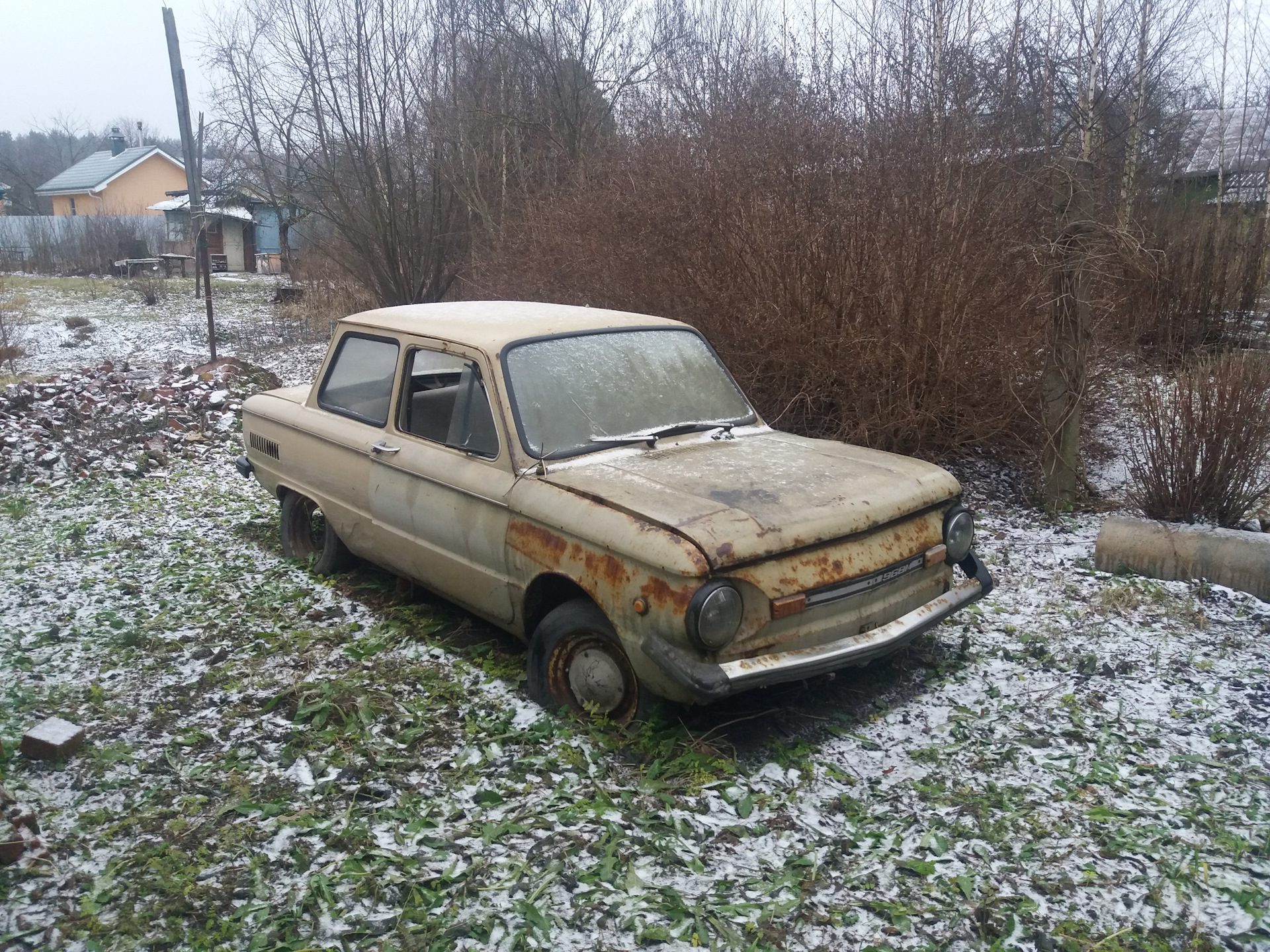 Заброшенный Запорожец в лесу