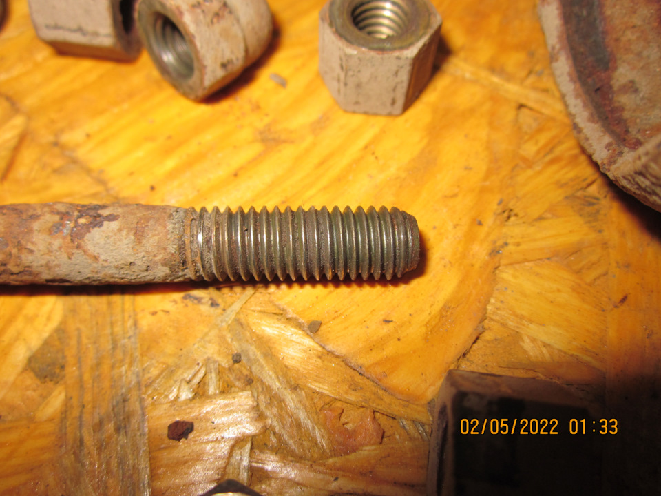 Б/Ушный болт крепления заднего фланца резонатора, состояние резьбы под медной смазкой — Lada Vesta SW (1G). Запчасти на фото: 05202201