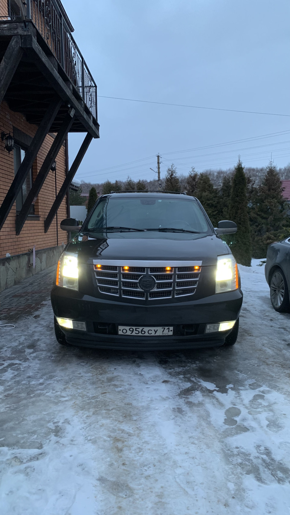 Подсветил поворотники и доп свет в решетку — Cadillac Escalade (3G), 6,2 л,  2007 года | тюнинг | DRIVE2