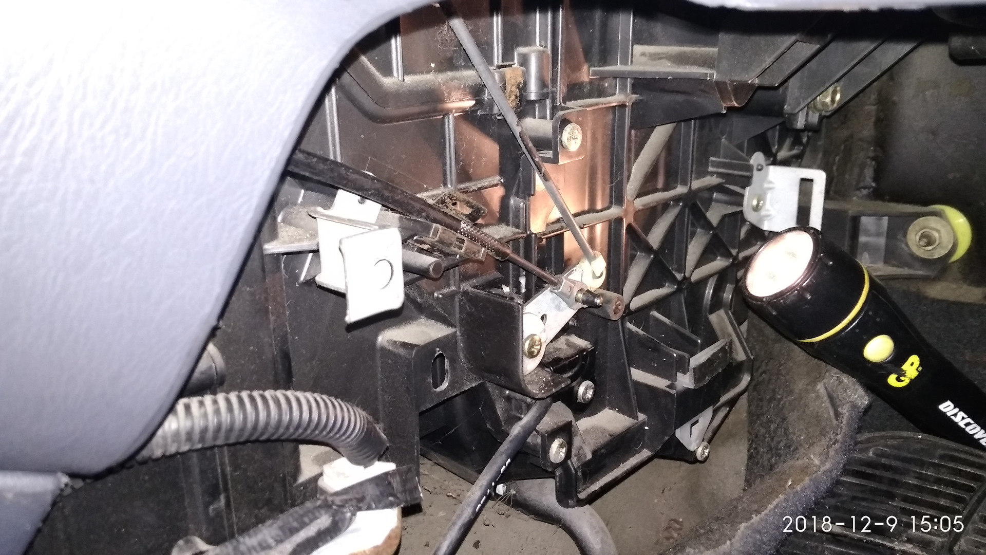 6. заслонки печки шевроле круз 1. фокус 1 трос заслонок печки. тросик печки хендай акцент 2004 года. не регулируется печка.