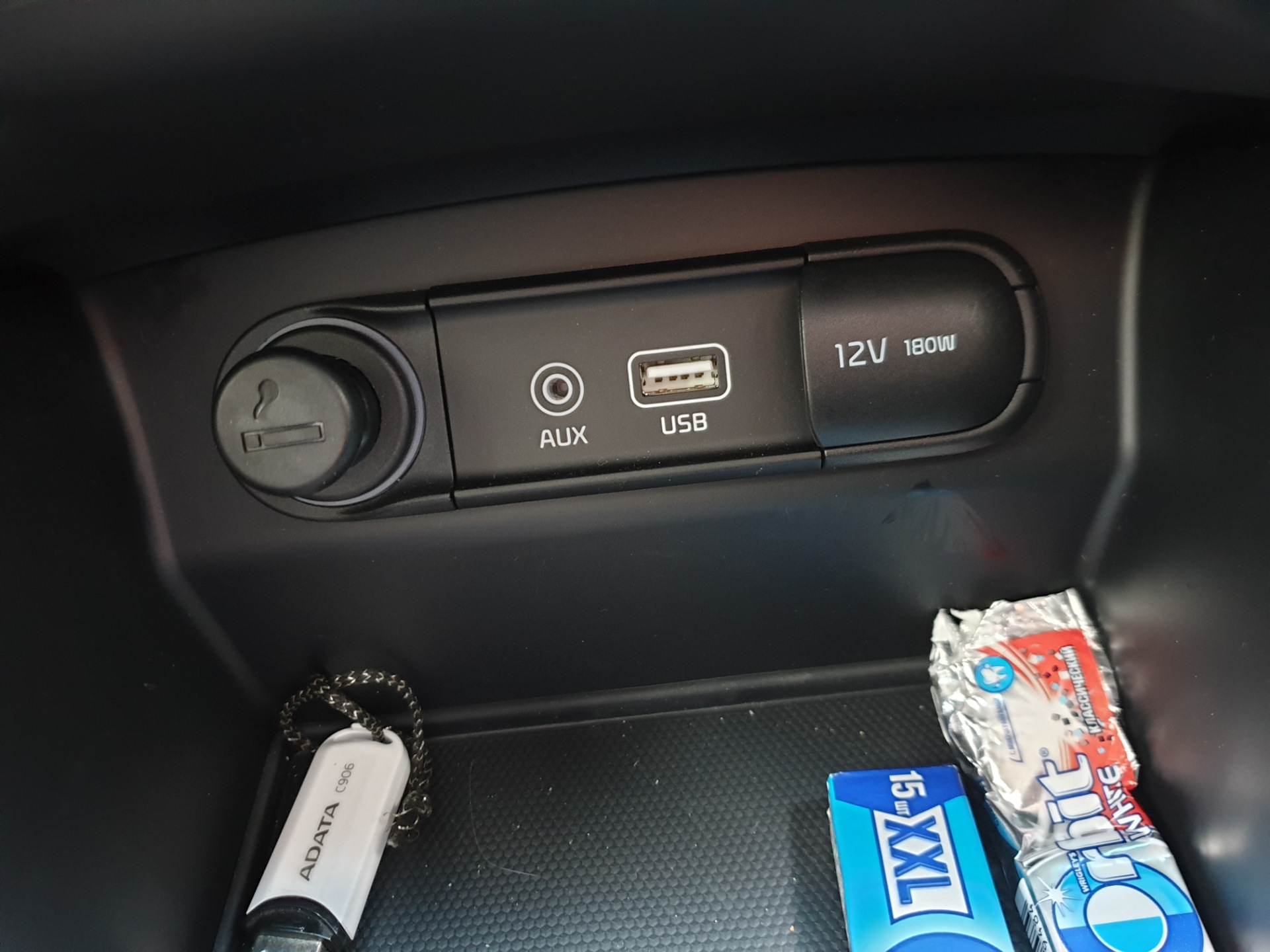 Usb в штатное место. USB вместо прикуривателя Sorento Prime. Штатный USB Sorento.