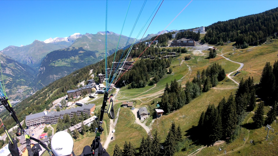 Мой белый шлем и такого же цвета вершина Монблана вдалеке. Поселок внизу – тот самый Les Arcs 1600. — Audi A4 (B9)