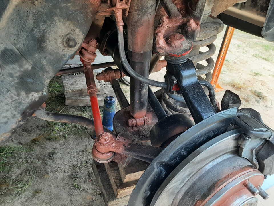 Правая тяга установлена. Размер по центрам пальцев тяги 297,5мм. она короче левой. — Chevrolet Niva (1G)