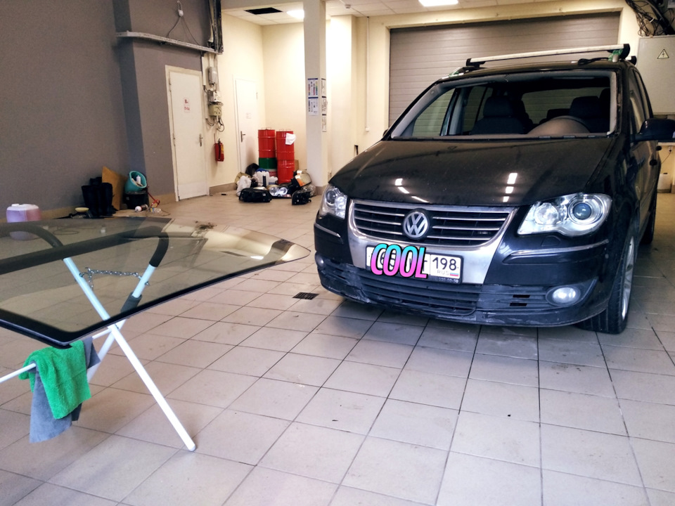 Замена лобового стекла, ставим Pilkington — Volkswagen Touran (1G), 2 л ...