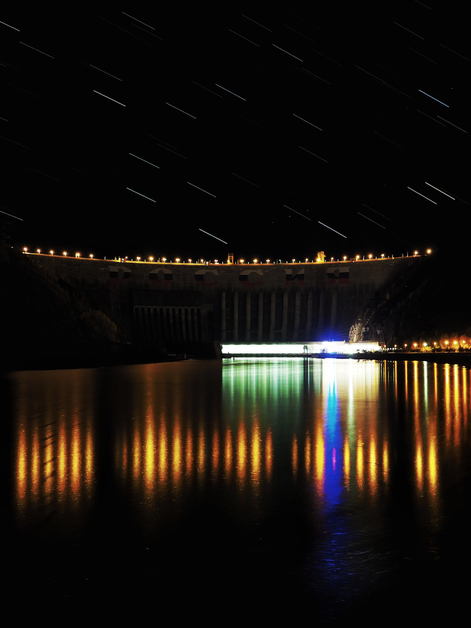 САЯНО-ШУШЕНСКАЯ ГЭС ночью. Мы к ней ехали почти целый день из Красноярска. Я очень ждал грандиозное что то. Но честно, бял разочарован. Близко не подойти, из далека только можно посмотреть. А с такого расстояния она не кажется грандиозной и это очень расстроило… — Suzuki Alto (8G)