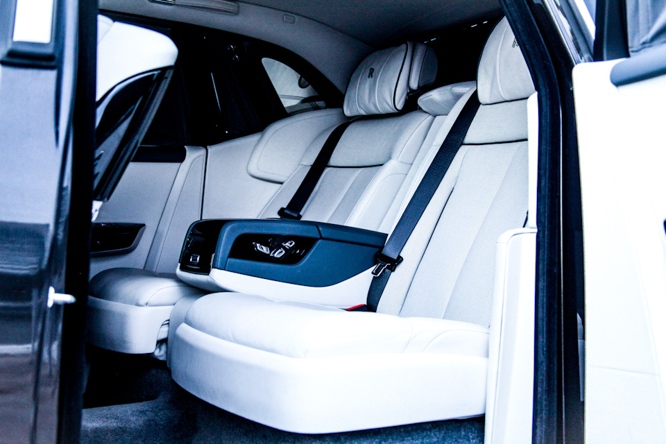 Автомобиль открытые двери rolls royce