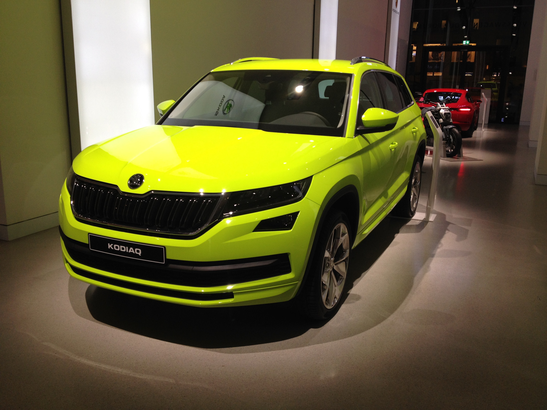 Kodiaq gt. Шкода Кодиак желтая. Skoda Kodiaq, 2019 год в Новосибирске желтый цвет. Лимонный Кодиак фото. Жёлтая ошибка Кодиак 2017.