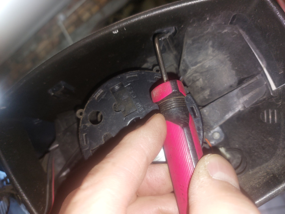 Замена лампочек в зеркалах заднего вида и подсветке номерного знака ...