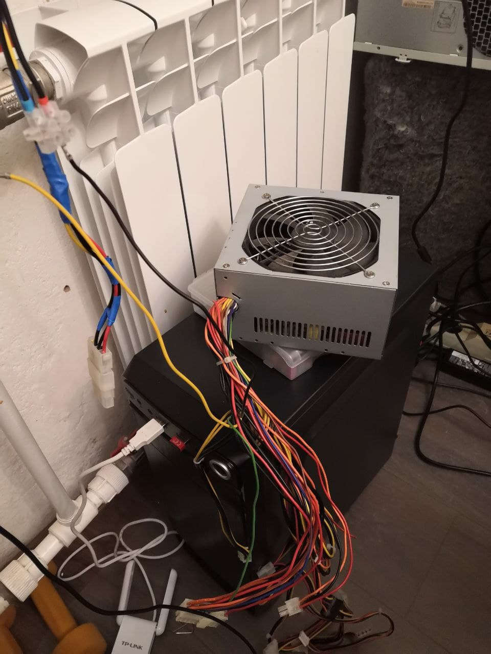 Собери что-то из говна и веток. Свисающий molex разъем — это я так сигнал с колонок подвел к косе сабвуфера. По заводу там тоже размыкаемая фишка — Renault Duster (1G)